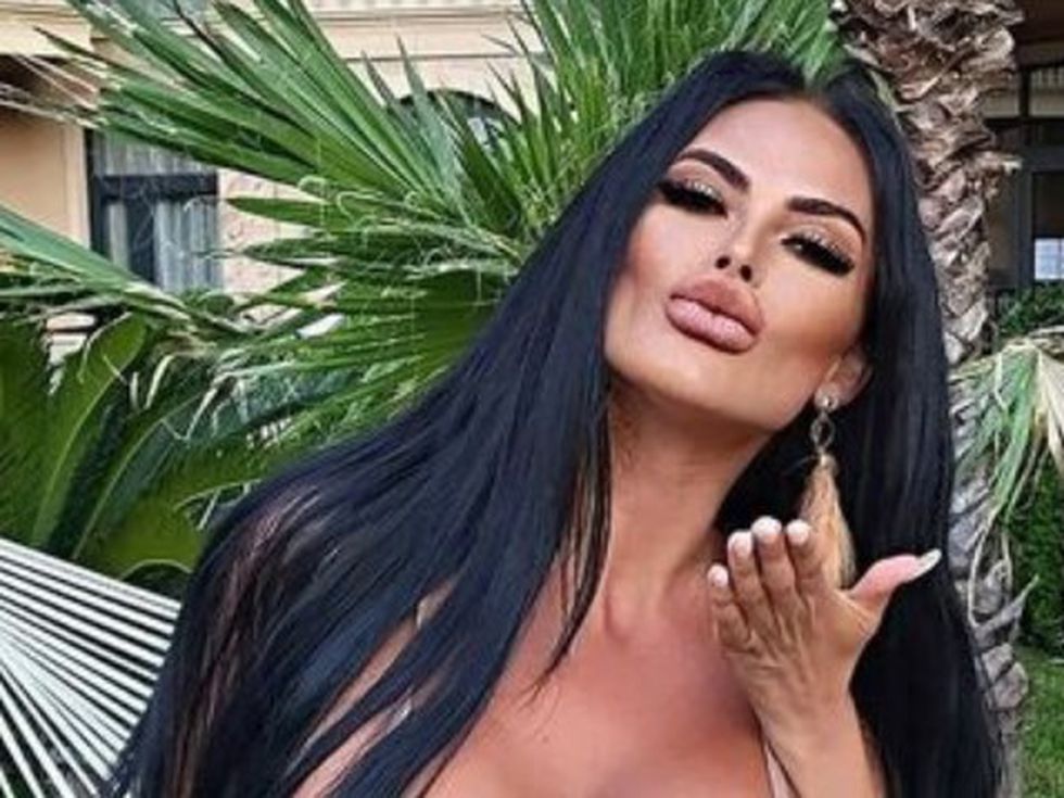 Ревнив обожател забрани на силиконова красавица да се разсъблича (Снимки)