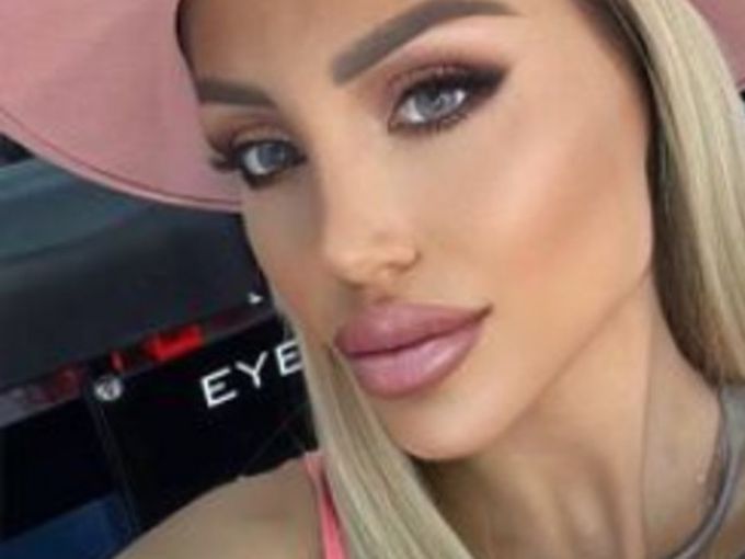 Бременната Джулиана Гани замина за Париж
