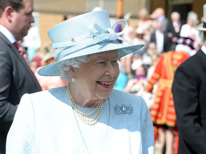 Кралица Елизабет изпрати страхотно писмо до едногодишно момиченце, което се облече като нея за Хелоуин (снимки)