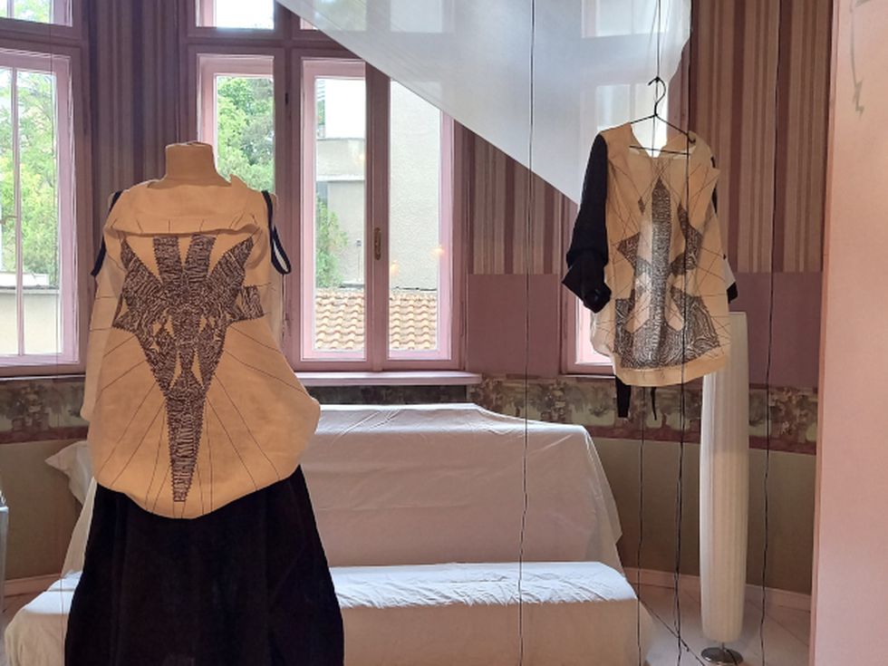 Древен символ изгрява върху модерни дрехи