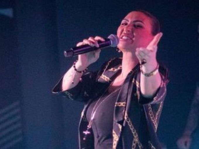 Странен избор на тоалет на Софи Маринова озадачи феновете ѝ (снимка)