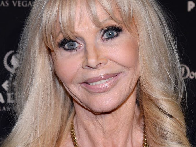 Момиче на Бонд проплака: Филърите ме обезобразиха