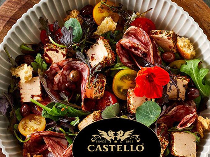 Свежа салата с крем сирене Castello с домати и босилек