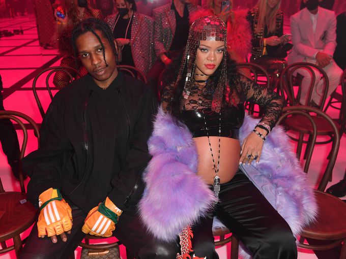 Риана и гаджето ѝ бяха щракнати отново заедно след скандалния му арест!