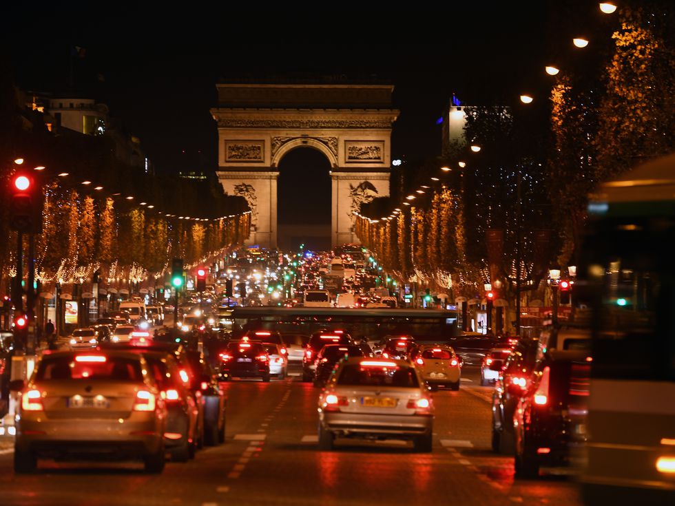 Коледната магия на Париж: светна украсата на 'Шан-з-Елизе' (Снимки и Видео)