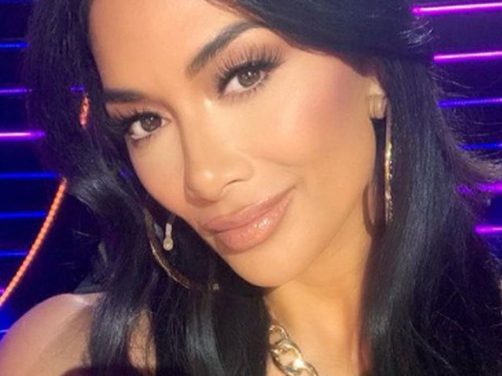 Истинска морска сирена: Никол Шерцингер покорява вълните на сърф (видео)