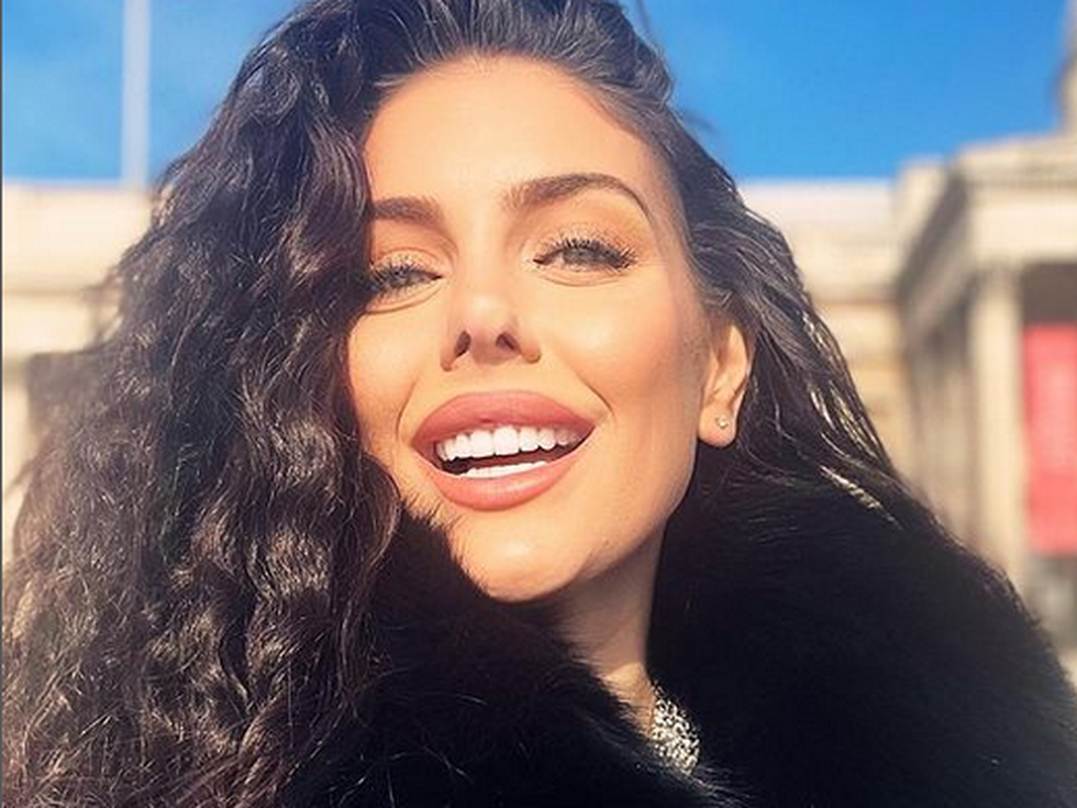 Красивата Валери се изкъпа в басейна на вилата, намираща се до оградите на Бионсе и Лео ди Каприо