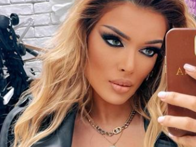 Диона си показа бременното коремче (снимки)