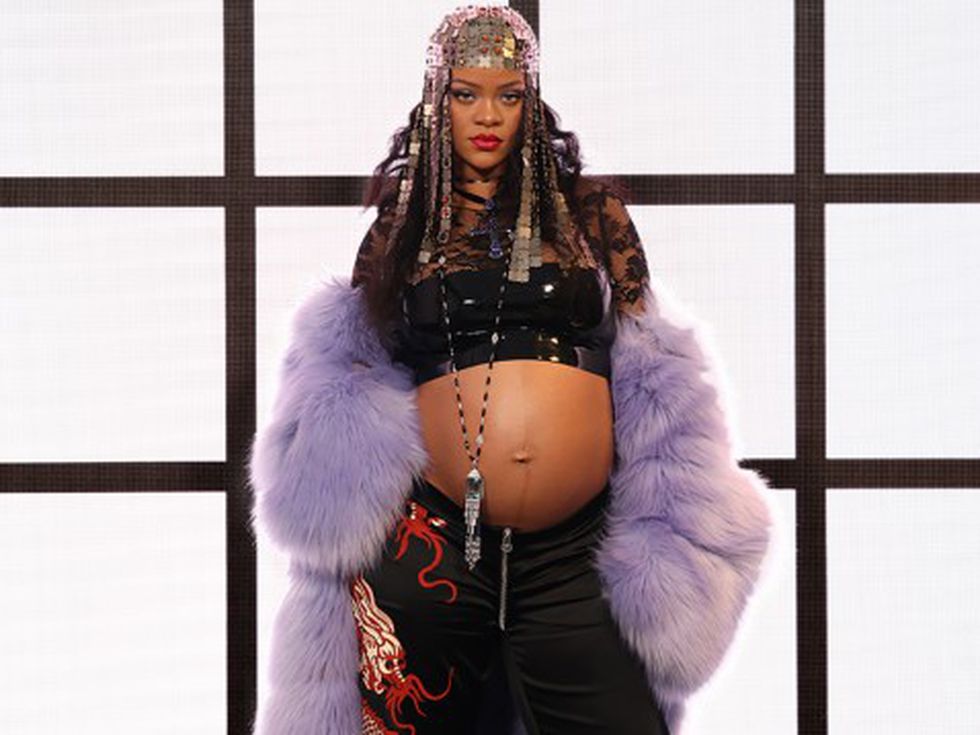 Голото коремче на Риана разкри какво е Linea Nigra