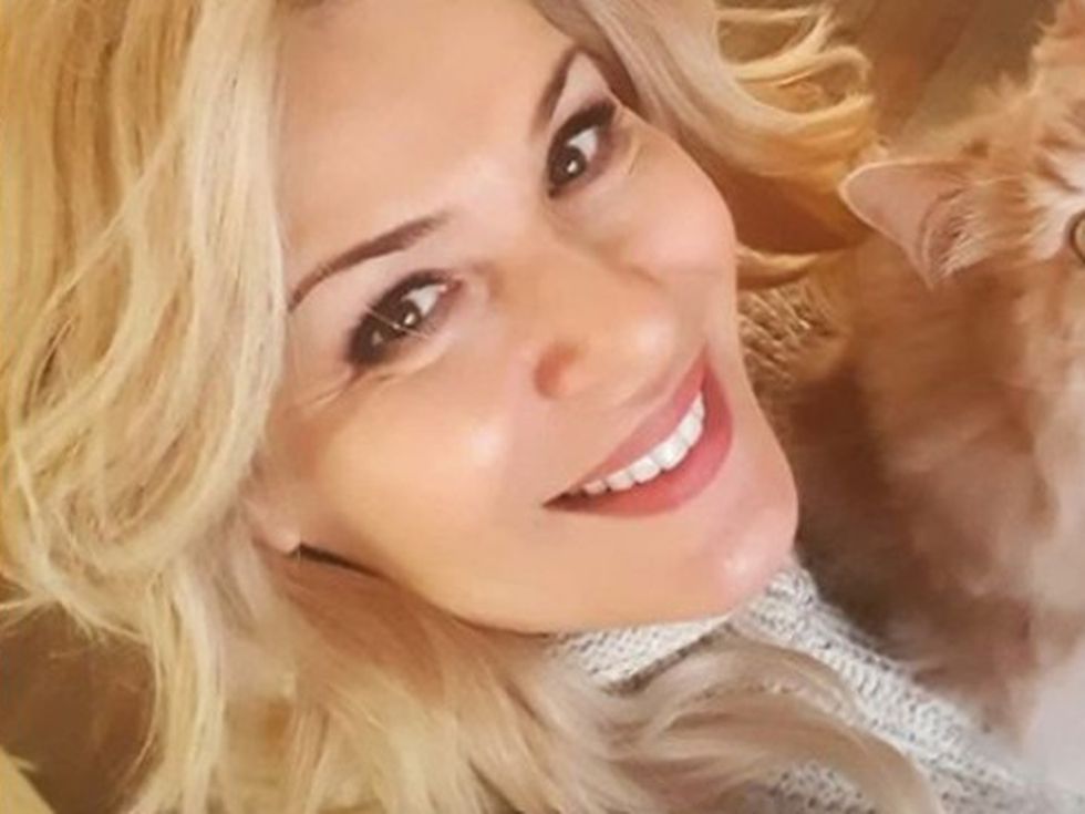 Гала показа как ѝ взимат проба за коронавирус - вече не е болна