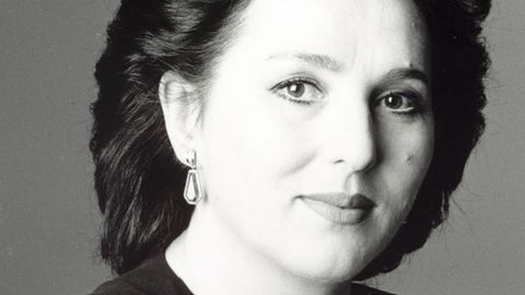 Родена на 6 май 1941 г в село Беглеж тя