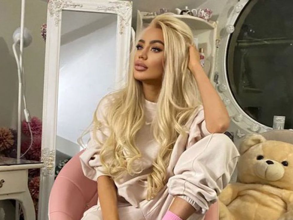 Пак зарязаха Теди Александрова. Тя се утешава като пуска нова песен