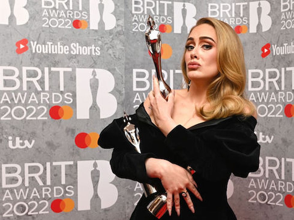 Триумфът на Адел на наградите Брит - едно пухкаво момиче, което успя да завладее света