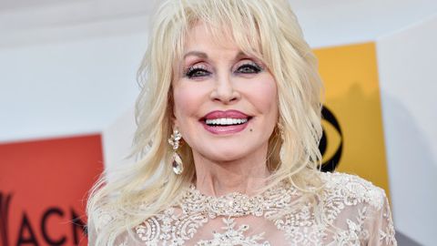 Доли Партън е популярна кънтри певица актриса композитор и китарист