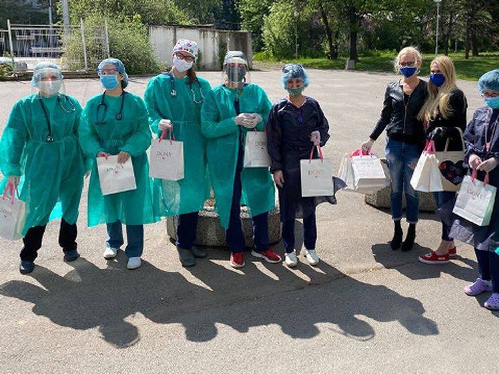 Дони Чачова и Ива Екимова в подкрепа на медиците от първа линия