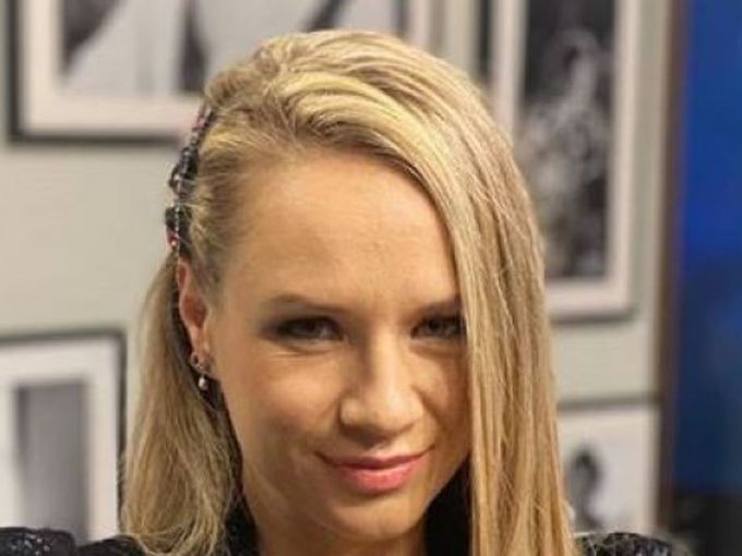 Лора Караджова си пусна нови снимки, феновете ѝ онемяха (снимки)