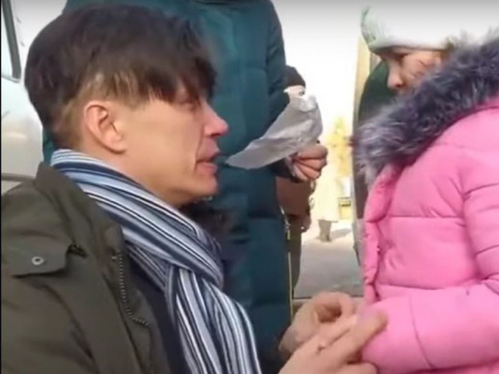 Един баща се сбогува с дъщеря си: Видеото, което разплака милиони по света
