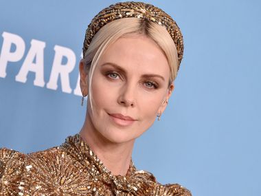 Една уникална жена на 50 - Чарлийз Терон по-красива от всякога