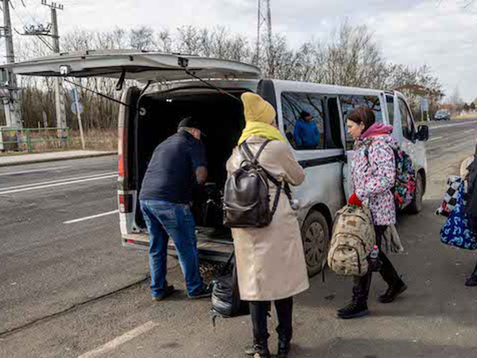 Българи бягат от войната в Украйна, в Бургас са готови да посрещнат бежанци