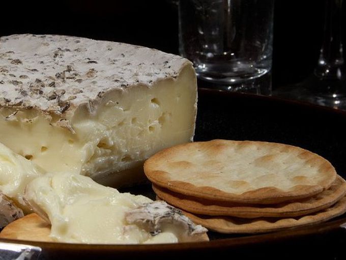 Безопасно ли е за ядене мухлясалото сирене