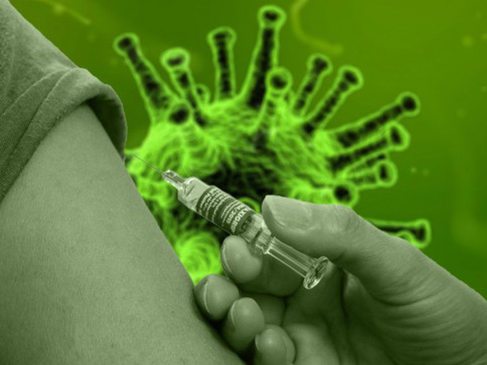 Лекари обясняват как действат ваксините на специален телефон