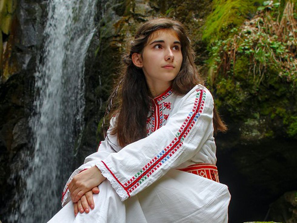 Жената от Балканите - къщовницата, която от нищо може да направи и салата, и скандал!