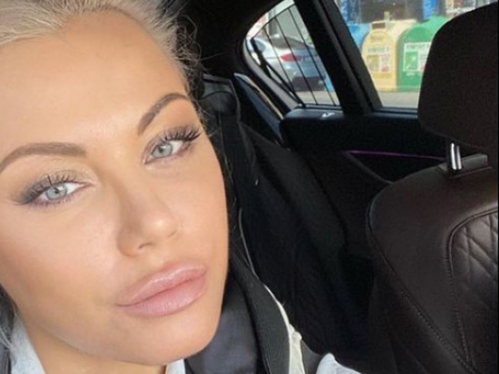 Камелия нагорещи мрежата с тази снимка, но къде е носът ѝ?