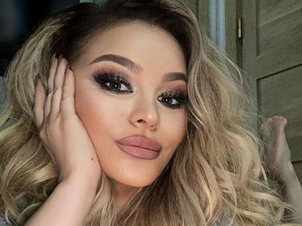 Деси Слава изпя ‘’Лале ли си, зюмбюл ли си’’ на известен йога гуру