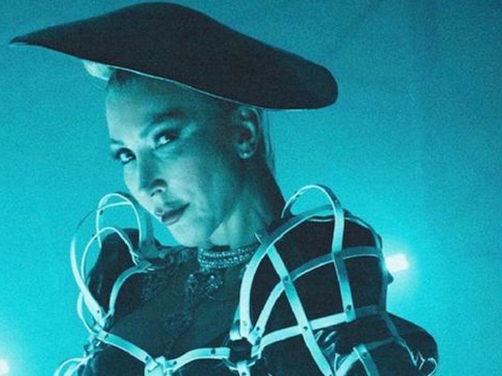 Турската звезда Ханде Йенер снима клип в костюм на български дизайнер