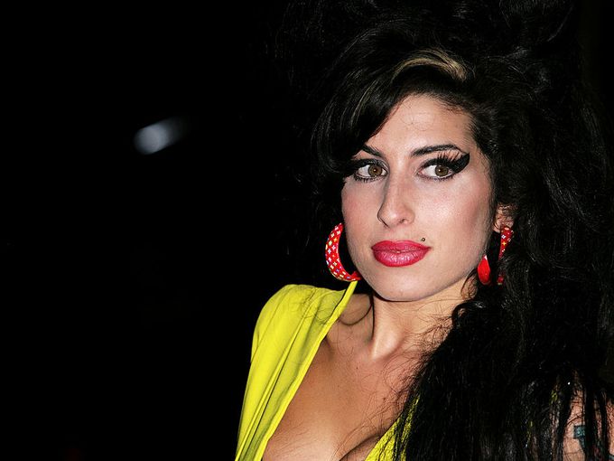 Майката на Ейми Уайнхаус ни просълзи: Стига - татко ѝ няма вина за нейната смърт