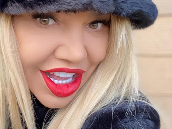 Ваня Червенкова по-секси от всякога - пред коледната елха само по пуловер и ботушки (снимки)