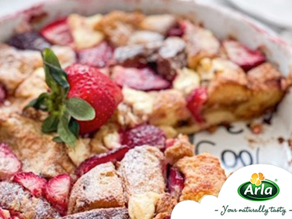 Козуначен сладкиш с крема сирене и ягоди