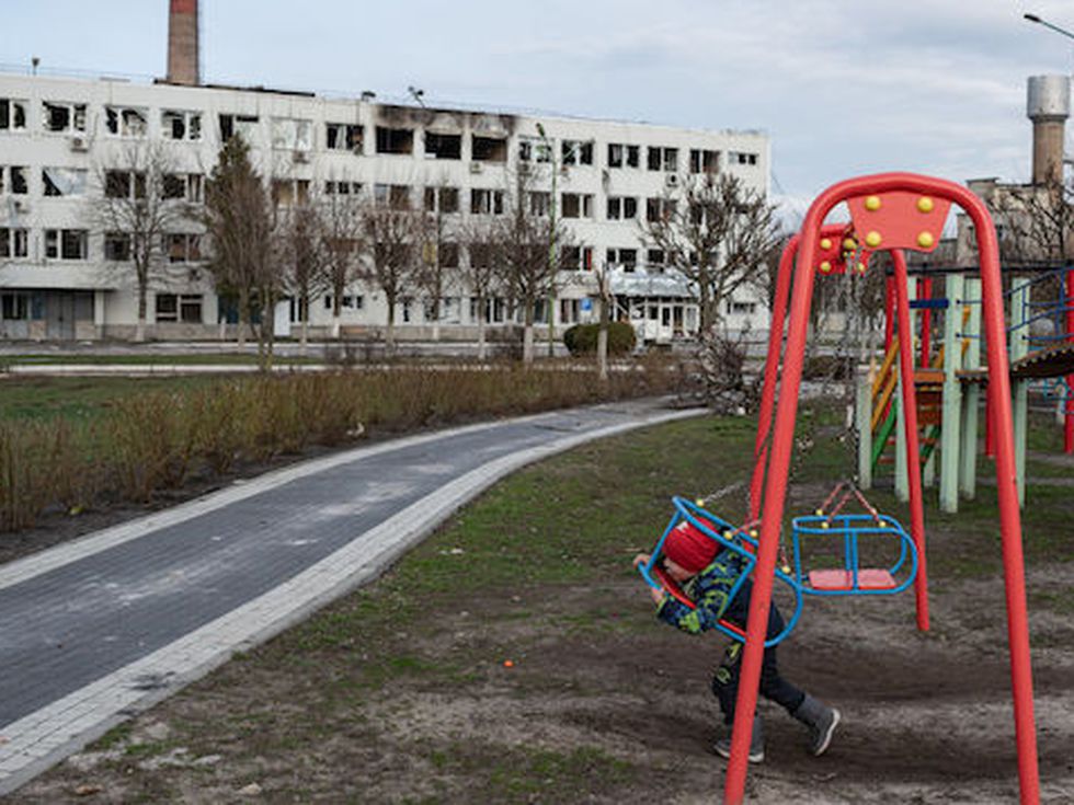 Непоносимо тъжно! Това дете от Буча остави консерви на гроба на своята майчица