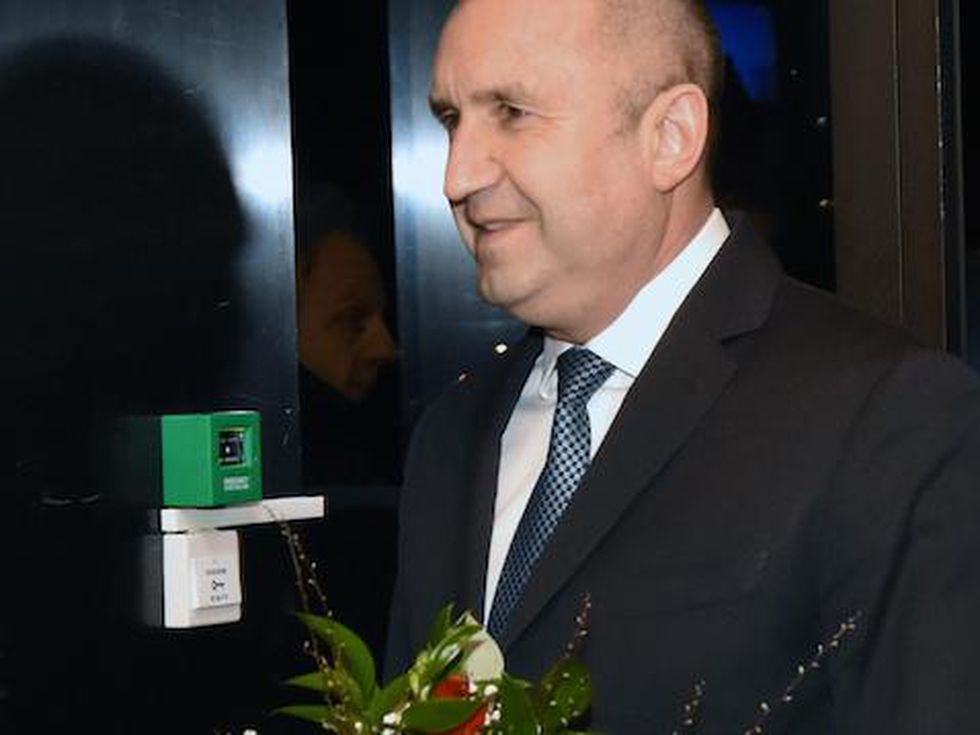 Синът на президента Радев очарова абитуриентки с избора си на тоалет