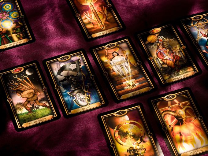 Таро хороскоп за октомври: Ето кои зодии трябва да се доверят на интуицията си този месец