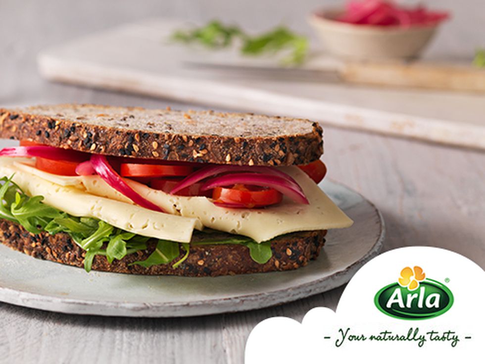 Сандвич с домати, маринован червен лук и Arla Havarti