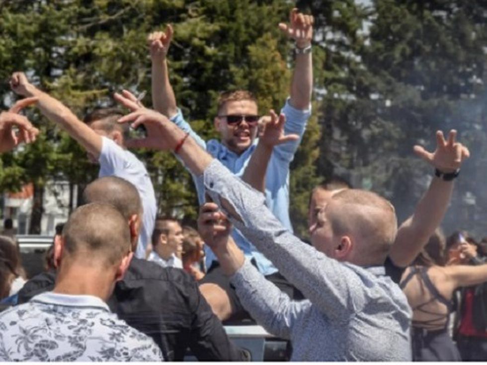 Мила татковина: Десет, девет, осем... Абитуриенти бягат от полицията!