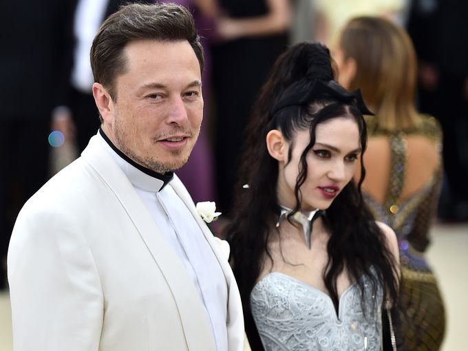 Жената на Илън Мъск продава душата си