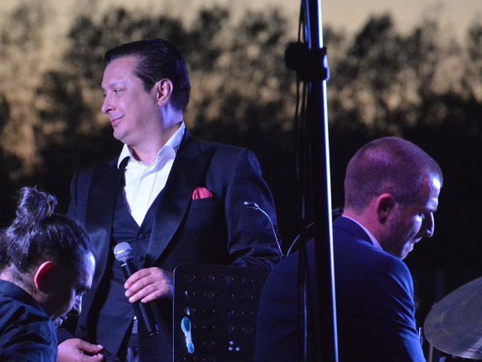 Васил Петров пее Чаплин и Бийтълс в София и Созопол