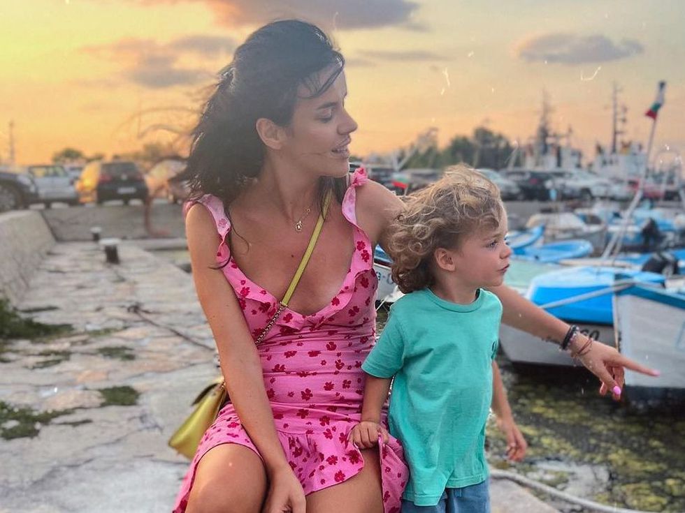 Мона Гочев показа бременно коремче!