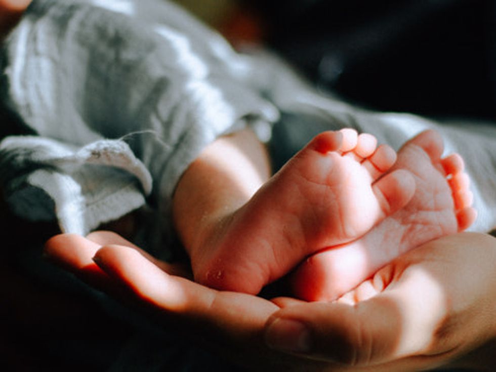 Да родиш и да си тръгнеш от болницата с друго бебе, а сега да не можеш да вземеш своето - да, това се случва в България днес