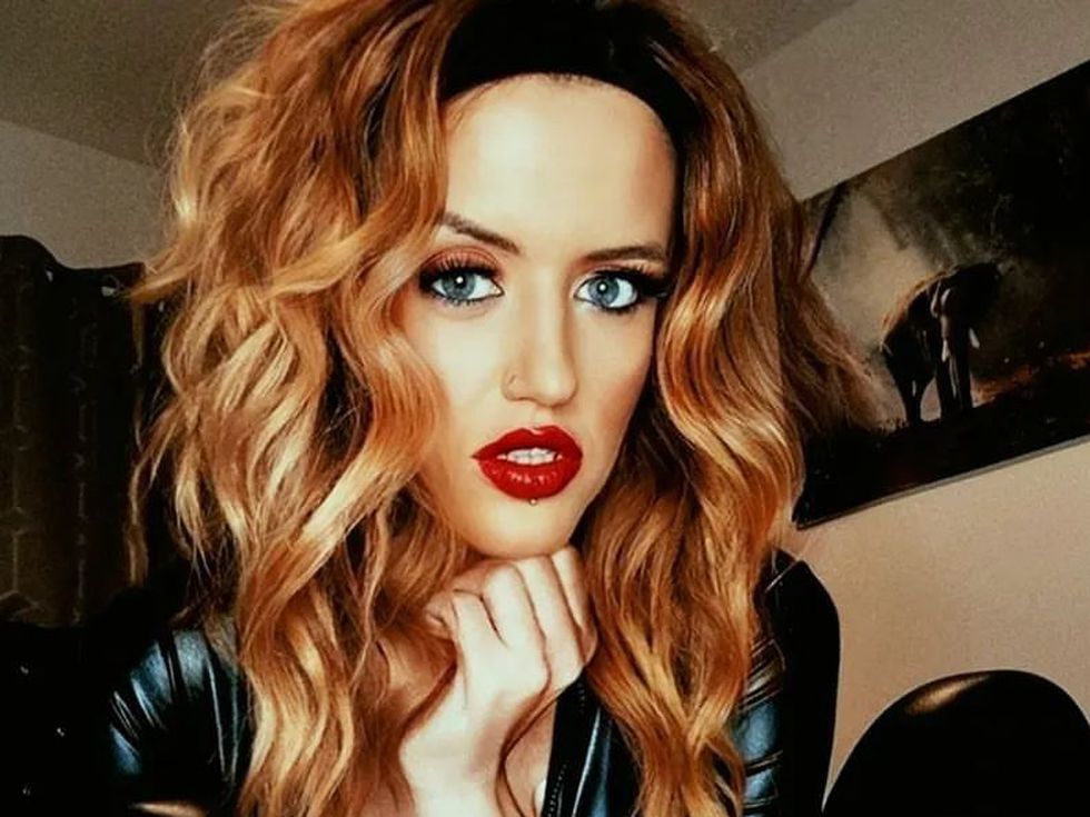 Тя издържа семейството си, продавайки използвани чорапогащници!