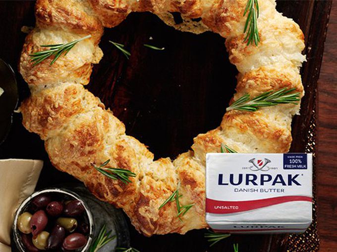 Коледен венец със сирене чедър и масло Lurpak