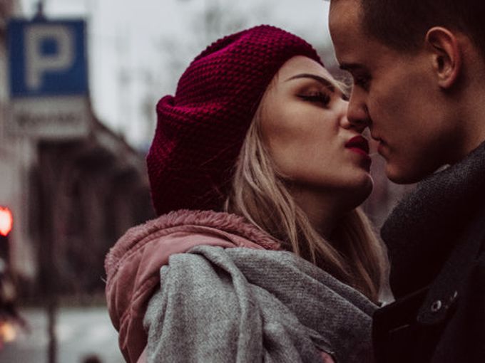 5 мощни любовни заклинания за 14 февруари, след които той няма да спре да мисли само за вас