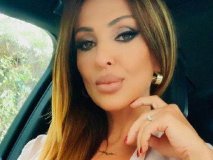 Секси баба Глория с горещи снимки от плажа