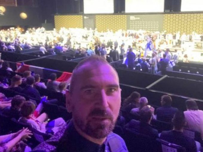 Съпругата на шеф Токев нарязала гумите на колата му?