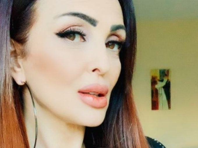 Глория показа как целува внучка си и снимки от погачата