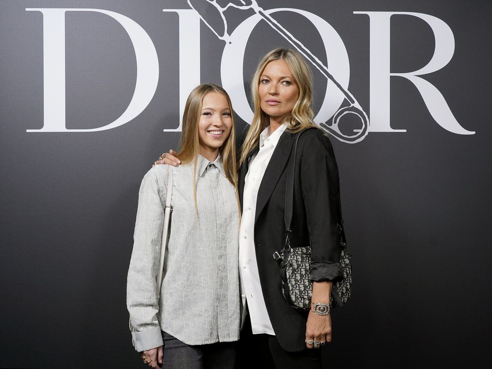 Дъщерята на Кейт Мос по стъпките на майка си в прелестна булчинска рокля