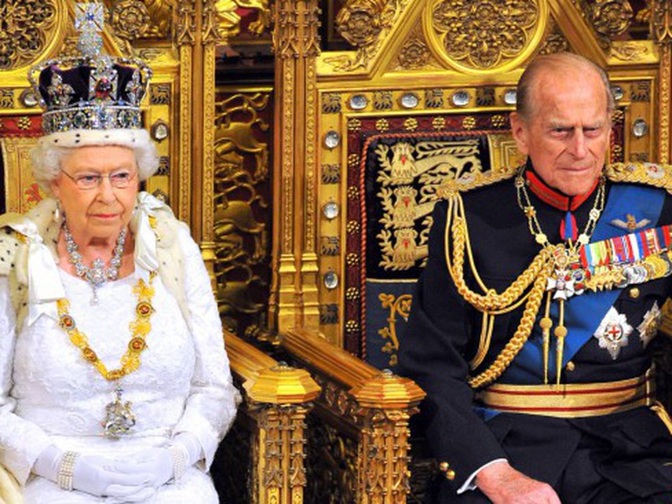 Сърцераздирателно! Любимите кучета на кралицата следват ковчега ѝ неотлъчно до полагането му в гроба