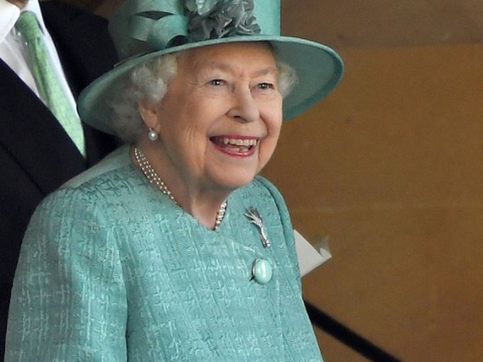 Кралица Елизабет II отпразнува рождения си ден с военен парад (снимки)
